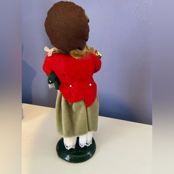 Byers’ Choice 1990 girl shopper - Picture 2 of 4